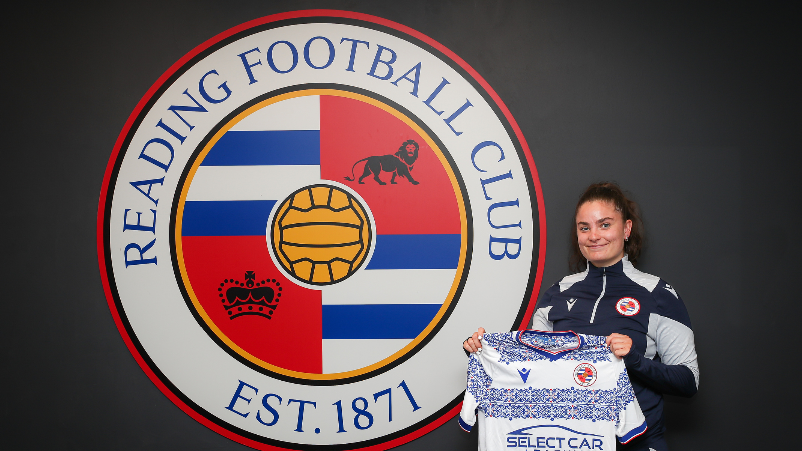 Aleasha Lunn signs for the Royals!
